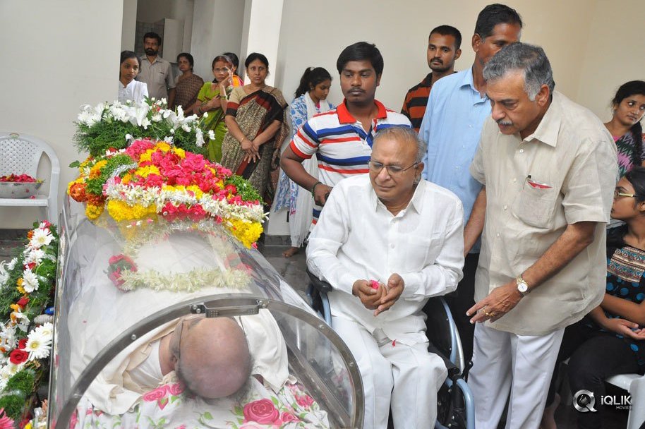 Celebs-Pay-Condolences-to-C-Narayana-Reddy